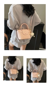 Détail du sac seau rose à texture tressée avec breloque en fourrure et poignée chic