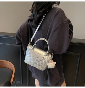 Sac seau tissé argenté avec fermeture magnétique et charmant pendentif agneau