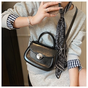 Borsa a sella in pelle cerata nera con fibbia argentata tonda e manico superiore chic