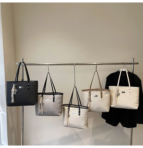 Minimalist woven tote bags in five colors with slim straps and decorative tassels