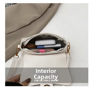 Vue intérieure du sac en cuir beige montrant la grande capacité pour le maquillage