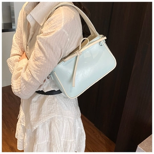 Détail du sac à main bleu clair avec un nœud décoratif sur le côté pour femmes