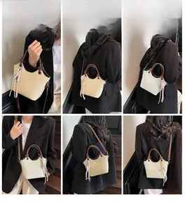 Collage d'un sac seau beige avec poignées marron et détail foulard sur un mannequin