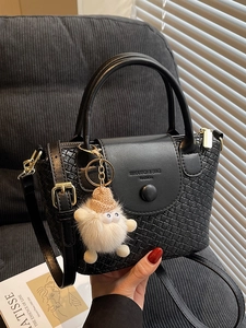 Sac seau tissé noir élégant avec rabat en cuir et charmant porte-clés en peluche