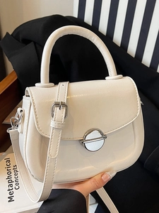 Borsa a sella chic in pelle cerata beige con fibbia argento per pendolari urbani