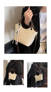 Détail du sac seau beige avec poignée tissée marron et foulard décoratif en soie contrasté