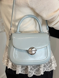 Borsa a sella minimalista in pelle cerata azzurra con chiusura in metallo argento