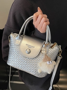 Sac seau argenté tressé avec breloque en peluche et poignée supérieure ronde