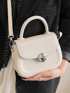 Borsa a sella minimalista bianco crema in pelle cerata lucida con fibbia tonda argento