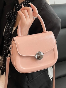 Borsa a sella rosa in pelle cerata con trama a pieghe e fibbia in metallo argento
