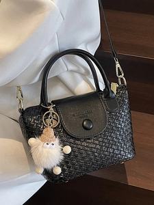 Sac seau élégant en cuir tressé noir avec poignées et charmant pendentif en peluche