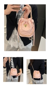 Sac seau matelassé rose avec emblème de chien doré et bandoulière en chaîne chic