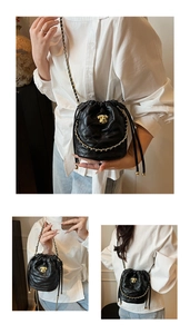 Détails du sac seau noir matelassé avec bandoulière chaîne dorée et emblème de lion