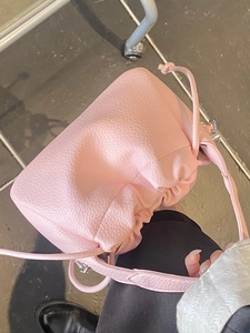 Pink lychee grain leather pleated handbag with drawstring for daily commuting use