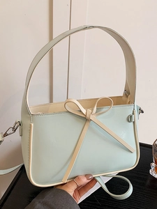Sac seau bleu clair minimaliste avec nœud en cuir crème et bandoulière réglable
