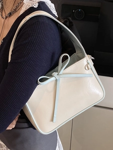Sac seau chic blanc crème avec un nœud en cuir élégant et une large bandoulière