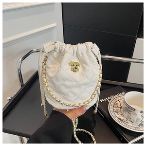 Détail du sac seau matelassé blanc avec cordon de serrage et logo tête de chien doré