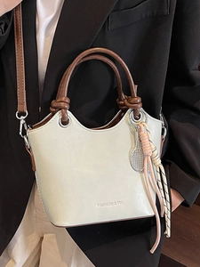 Sac seau chic vert clair avec poignées marron et breloque raquette de tennis