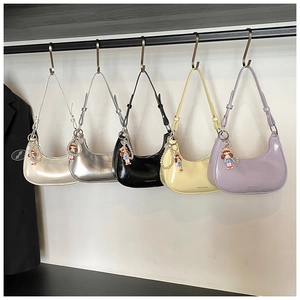 Détail de sacs hobo demi-lune multicolores au fini brillant avec breloques de perles