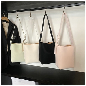 Detail von vier vielseitigen Lederbeuteltaschen in Pastellfarben in einer Boutique-Anzeige
