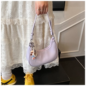 Détail du sac hobo lilas clair avec breloque en perles et pendentif poupée mignon