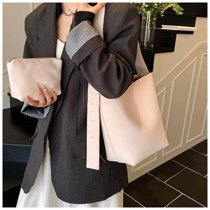 Detail der hellbeige Tragetasche mit passendem Beutel aus hochwertigem genarbtem Leder