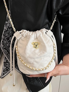 Sac seau matelassé blanc chic avec cordon de serrage, chaîne dorée et logo de chien