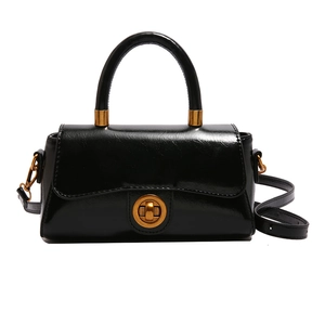 Sac à bandoulière noir brillant classique avec fermoir rotatif en métal doré vintage