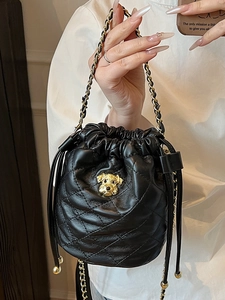 Sac seau matelassé noir chic avec cordon de serrage et bandoulière chaîne à chien doré