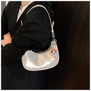 Sac sous le bras en nacre avec charmant pendentif poupée en perles tendance