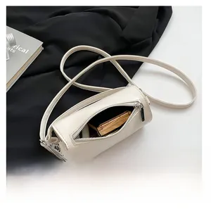 Innenansicht der Elfenbein-Zylindertasche aus Ölwachsleder mit Fokus auf das Fassungsvermögen