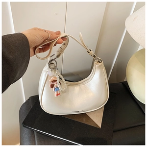 Détail du sac hobo en cuir huilé blanc avec chaîne de perles et charm décoratif