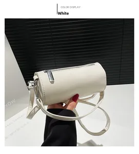 Detail der weißen Ölwachs-Lederstruktur und des Reißverschlusses der minimalistischen Tasche