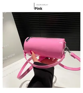 Detail der rosa Boston-Tasche aus Ölwachsleder mit glänzender Textur und Silberbeschlägen