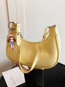 Sac sous le bras minimaliste jaune clair en similicuir avec charm de poupée en perle
