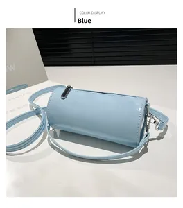 Nahaufnahme der hellblauen Ölwachs-Ledertasche mit Silber-Reißverschluss und Schultergurt