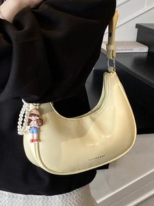 Sac bandoulière rétro en cuir ciré crème avec chaîne de perles et pendentif