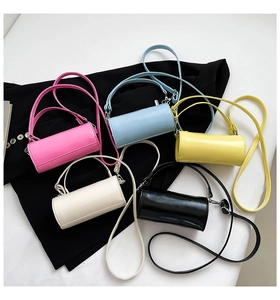 Mini Zylindertaschen in verschiedenen Farben mit glatter Textur und Metallbeschlägen