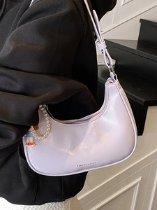 Sac sous le bras demi-lune lavande à la mode avec finition cirée brillante et perles