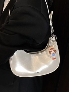 Sac hobo argenté avec breloque perle et surface à effet miroir pour femmes