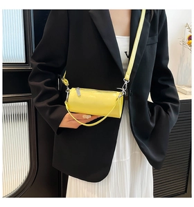 Nahaufnahme der gelben Zylindertasche mit Silberreißverschluss und Ledertextur für Damen