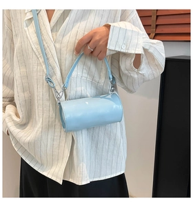Hellblaue zylindrische Tasche aus glänzendem Öl-Wachs-Leder zum lässigen Outfit kombiniert