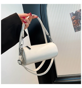 Detail der weißen Ölwachsleder-Zylindertasche mit Silber-Reißverschluss und Gurt