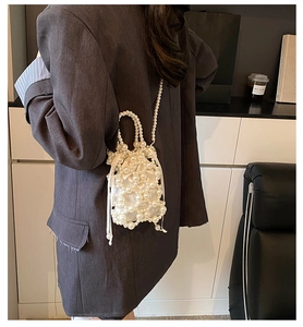 Detailansicht der handgewebten Perlen-Eimertasche mit weißem Satin-Kordelzug-Futter und Textur