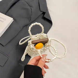 Innenkapazität der handgefertigten Perlen-Minitasche mit Smartphone und Kosmetik darin