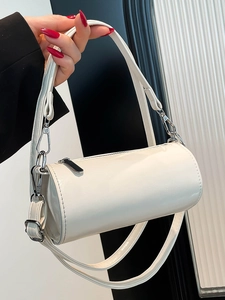 Minimalistische cremeweiße Zylindertasche aus glänzendem Ölwachsleder mit Silberbeschlag
