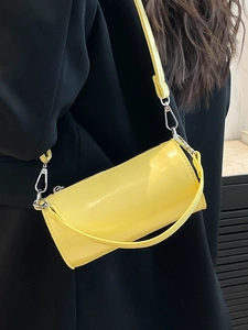 Minimalistische gelbe Zylindertasche in Glanzoptik mit silbernen Metallbeschlägen