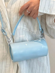 Minimalistische himmelblaue Zylinder-Kissentasche aus Ölwachsleder mit Schultergurt
