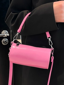 Rosafarbene glänzende Handtasche in Zylinderform mit silbernem Reißverschluss und Riemen