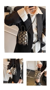 Detail der handgewebten schwarzen Perlen-Eimertasche mit weißem Satin-Kordelzug
